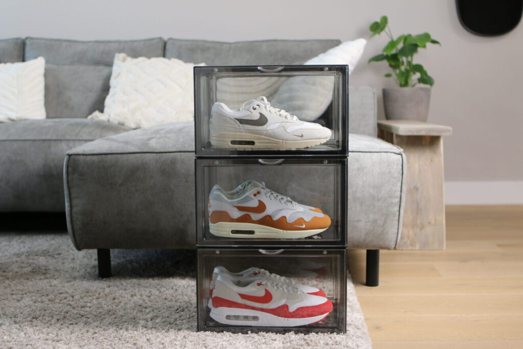 Sneakerbox zwart met daarin Nike Air Max 1 schoenen