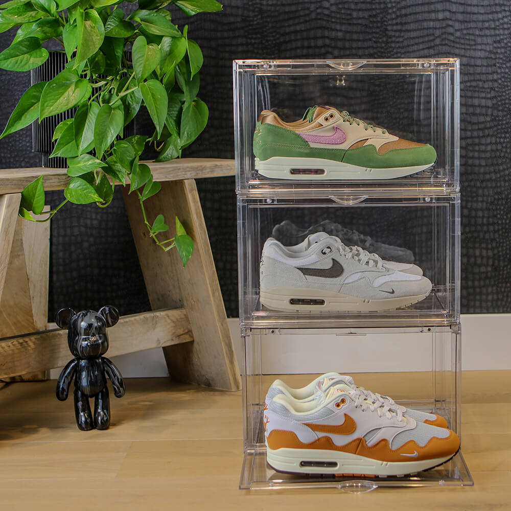 Gestapelde sneakerbox transparant met daarin Nike Air Max 1 sneakers