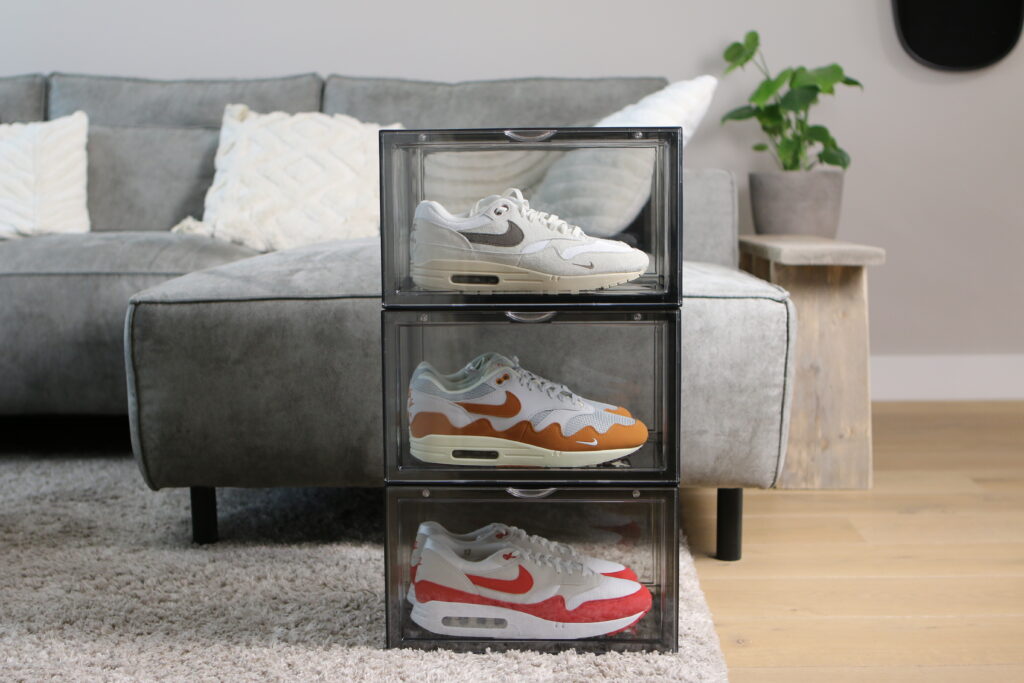 Sneakerbox zwart met daarin Nike Air Max 1 schoenen