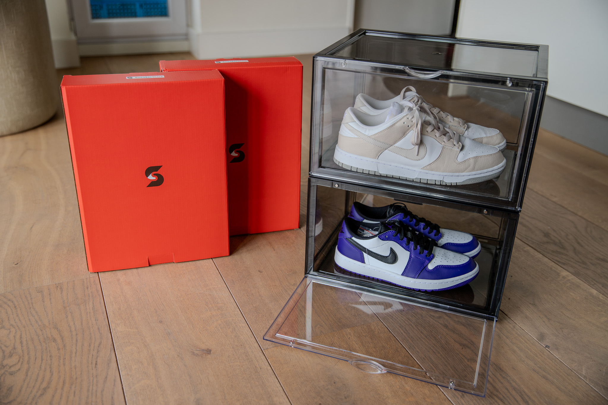 Sneakerbox zwart naast Sneakerstack doos