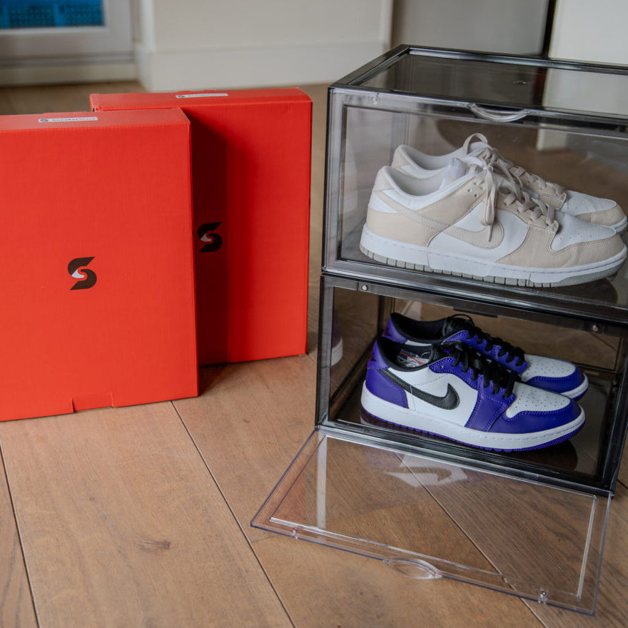 Sneakerbox zwart naast Sneakerstack doos 2 Sneakerbox zwart naast Sneakerstack doos