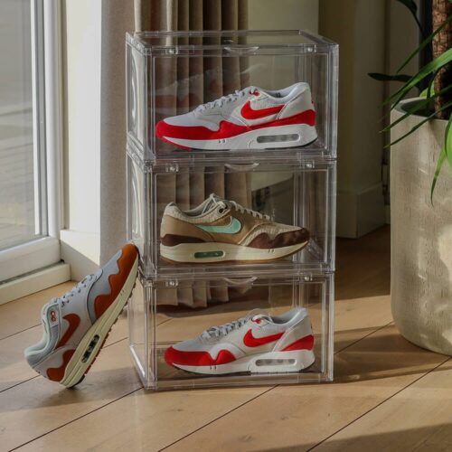 Gestapelde sneakerbox transparant met daarin Nike Air Max 1 sneakers